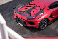 「アヴェンタドールSVJ」では、カーボンファイバー製の巨大なエンジンフードや、「Nireo」と呼ばれる専用設計の超軽量アルミホイールなどの採用により、軽量化も図られている。