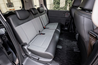 2列目がベンチシートとなる5人乗りの「フリード クロスター」。セカンドシートには、座面を前方にはね上げ背もたれを前倒しするダブルフォールダウン機構を採用している。