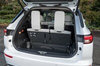 3列目を起こした状態のラゲッジスペース。奥行きはそれほどないが、床面が一段深くなるため、意外に積載力がある。