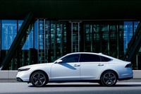 新型のボディーサイズは全長×全幅×全高＝4975×1860×1450mm。ホイールベースは先代と同じ2830mmとなっている。