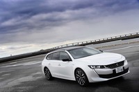 新型「プジョー508SW」が国内で販売されたのは2019年6月。それから2年を経た2021年6月、プラグインハイブリッドモデルの販売が始まった。