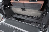 荷室の床下にはトノカバーがスマートに収納できる。