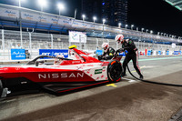 ダブルヘッダーでは、いずれかの日でレース中に34秒間静止するピットストップが義務づけられる。ピットストップの間に600kWの専用急速充電器で30秒間の急速充電を行い、レースで使えるエネルギー量の約1割に相当する3.85kWhの電気エネルギーを補充するピットブーストが行われる。このシステムが導入されたのも、シーズン11のトピックである。