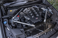 マイルドハイブリッド機構が採用される4.4リッターV8ツインターボエンジン。エンジン単体で最高出力530PS、最大トルク750N・mを発生し、これに最高出力12PS、最大トルク200N・mのモーターが組み合わされる。