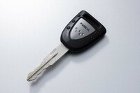 シンプルな形状のキー。エンジンオンだけでなく、開錠／施錠時もキーシリンダーに差し込む必要がある。集中ドアロックは付いている。