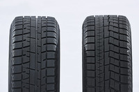 従来品「アイスガード5プラス」（写真左）と、新製品「アイスガード6」。そのトレッドパターンは大きく異なっている。