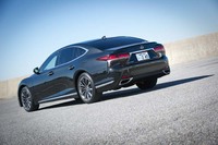 フロントマスクと同様、リアにもスピンドル（紡錘）を想起させるデザインを採用している。