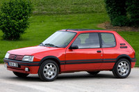 「プジョー205」
	1983年にデビューしたプジョーの小型ハッチバック。デザインにはピニンファリーナが関わっている。強力なエンジンを搭載したモデルやカブリオレなどさまざまなタイプがあり、日本でも人気となった。