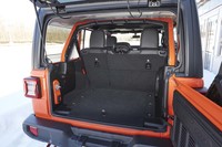 荷室には、横開きのハッチ（下半分）と縦開きのガラスハッチ（上半分）を開けてアクセスする。後席の背もたれを前方に倒すことで、積載スペースを拡大できる。