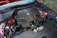 3リッターV6ツインターボのVQ30DDTTエンジンは最高出力420PS（＋15PS）、最大トルク550N・m（＋75N・m）にパワーアップしている。