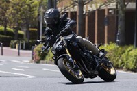 車体を構成するフレームは新設計で、シートレールや別体のエンジンハンガープレートなども含めて、骨格全体で剛性を最適化。軽快・俊敏なハンドリングの実現や、ライドフィールの改善に寄与している。