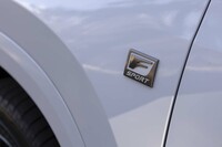 「NX350」は“Fスポーツ”のみの設定で、標準グレードやラグジュアリー系の“バージョンL”は用意されない。