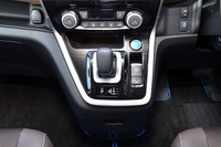 シフトノブは、「ノートe-POWER」や「リーフ」と同じ、操作後はもとの位置に戻るタイプを採用。デザインは独自のものとしている。