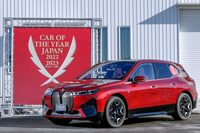 「2022-2023 COTY」で「デザイン・カー・オブ・ザ・イヤー」を受賞した「BMW iX」。全長5mに迫る、SUVタイプの電気自動車だ。