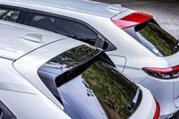 手前がLEDのロングハイマウントストップランプが内蔵されるホンダアクセスの「テールゲートスポイラー」。価格は5万5000円で、マイナーチェンジ後のモデルにも装着できる。奥が標準仕様の「カラードテールゲートスポイラー」。大きさや形状の違いが確認できる。