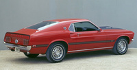 1969年「フォード・マスタング マック1」。標準ユニットは290PSを発生する351立方インチ（5.8リッター）のV8だが、390（6.4リッター）や428（7リッター）もオプション設定されていた。