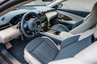 プレミアムブランドの製品だけに、インテリアは上質な本革表皮やメタルパーツなど、手に触れる箇所の素材がすべて“本物”だ。BEVの「フォルゴーレ」では、シートやピラーなどにリサイクルナイロンも使用されている。