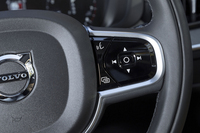 「XC60」のカーナビやインフォテインメントシステムは、音声でも操作が可能。ステアリングホイールのスポーク部には、その「ボイスコントロール」の起動ボタンが備わる。