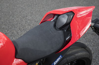 スエード調の表皮が用いられたコンパクトなシート。リアのカウルも空力を考慮した形状となっている。