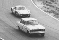 第2回日本グランプリのGT-IIレースで、一瞬ながら式場壮吉の「ポルシェ・カレラGTS」をリードする生沢 徹の「スカイラインGT」。式場はトヨタの契約ドライバーでもあったため、GTレースの持ち駒がないトヨタがプリンスの優勝を阻止すべくポルシェの購入を援助した、といううわさもささやかれた。