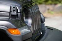 ジープのアイコンである「7スロットグリル」。上部をわずかに後傾させることで空力性能の改善を図っているのが現行モデルの特徴だ。