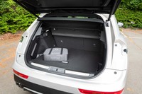 テールゲートはボディーの側面まで開くタイプ。荷室に積まれているのは充電ケーブルが入ったバッグ。