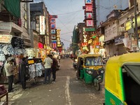 インドといえばの乗り物（モビリティー？）であるオートリキシャが街を行き交う。