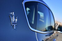 Cピラー部のエンブレムは、マイルドハイブリッドモデルであることを示すブルーの差し色でドレスアップされている。