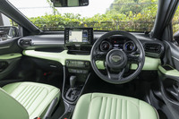 インストゥルメントパネルとウィンドウスイッチ付近を彩るカラーパネルはオプションで選べる。カラーリングはこの試乗車の「モスグリーン」も含めた全8色展開。