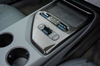 センターコンソールにはドライブモードセレクターに加え、ドアのロック／アンロックや、空調機能などの操作パネルを配置。タッチパネルを介さないでも、直接操作できるようになっている。