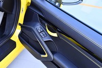 インナードアハンドルは、軽量化のためナイロンベルト化されている（写真中央）。