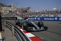 今年のマシンに手を焼きまさかの予選Q2敗退の14位。「打ちのめされた」と語ったルイス・ハミルトン（写真）は、タイヤを適温にできずグリップ不足に苦しんだ。ジェンソン・バトンの降格ペナルティーで13番グリッドからスタート。最も長いファーストスティントを走り7位入賞。抜けないモナコでダメージ最小化を図ったが、ベッテルとのポイント差は1勝分にまで開いてしまった。（Photo=Mercedes）