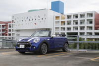 「3ドア」「5ドア」とともにマイナーチェンジを受けた「MINIコンバーチブル」。トランスミッションが変更されたほか、内外装デザインの見直しも行われた。