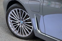 マルチスポークの「スタイリング777」ホイールは31万2000円のオプション装備。テスト車には「ブリヂストン・ポテンザS001」のランフラットタイプが装着されていた。