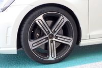 テスト車には235/35ZR19サイズの「パイロットスポーツ4S」が装着されていた。（写真＝webCG）