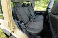 リアシートは4：6の分割可倒・リクライニング機構付き。前席のコンソールボックスの背面には、後席用のヒーターが装備されている。なお、ナナマルのボディーは“5ナンバー枠時代”そのままなので、ワイドな外見のイメージからすると、車内はやや狭い印象だ。