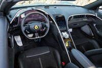 インテリアは基本的にクーペと共通で、操作系はシフトなどの運転に関わるものを除くと、高度にデジタル化。灯火類やドアミラーの操作はインストゥルメントパネル端のタッチ式コントローラーで行い、ステアリングホイールに備わるイグニッションボタンもタッチ式となる。