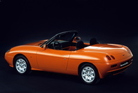 同じく1995年にデビューした「フィアット・バルケッタ」。コンパクトハッチバック「プント」をベースとするシャシーに1.75リッター直4 DOHCエンジンを搭載したFFスポーツ。