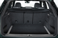 ラゲッジルームの容量は550リッター。4：2：4の3分割可倒式の後席を倒すと、1550リッターの容量が得られる。（写真をクリックすると、シートの倒れる様子が見られます）