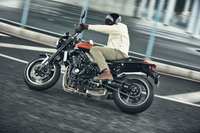 「Z900RS」には、車体の挙動を安定させる「KTRC（カワサキトラクションコントロール）」が備わる。モードは、システムの介入度合いの異なる2タイプが用意され、システムそのものをオフにすることもできる。