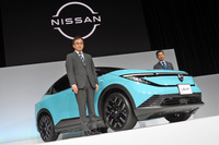 2025年10月8日の発表会より、新型「リーフ」と、日産自動車の杉本 全執行役（写真左）、磯部博樹チーフ ビークル エンジニア（同右）。