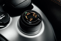 オート／オフロード／ヒルディセントコントールの3つの走行プログラムが選択できるドライブモードセレクターが備わる。