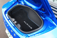 リアエンドにも96リッターの積載スペースが確保されている。「ALPINE」ロゴ入りのリアトランクマットは、2万4840円のオプション。