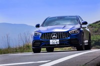 駆動方式は4WD＝「AMG 4MATIC＋」。前後トルク配分は50：50から0：100の間で可変制御されるほか、0：100に固定される「ドリフトモード」も備わっている。