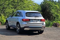 ブルーのアクセントはリアバンパーにもあしらわれている。