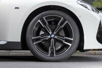 タイヤ＆ホイールは18インチがスタンダード。「Mスポーツブレーキ」などとセットの「ファストトラックパッケージ」を装着すると19インチにアップグレードされる。