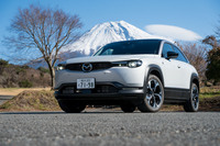 富士宮市の朝霧高原で。駆動用リチウムイオンバッテリーの容量はピュアEVの「MX-30 EVモデル」のちょうど半分の17.8kWh。空いたスペースに容量50リッターのガソリンタンク（レギュラー）を積んでいる。