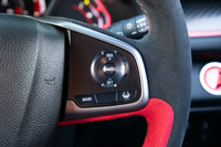 自動緊急ブレーキや車線逸脱抑制機能、オートハイビームなどに加え、運転の負担を軽減するアダプティブクルーズコントロールも搭載される。