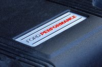エンジンカバーに誇らしげに書かれた「FORD PERFORMANCE」の文字。そういえば、初代の「ラプター」はフォードの高性能車部門であるSVTが開発を手がけていたけど、現行型はどうなのだろう？