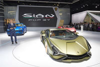 2019年フランクフルトモーターショーのランボルギーニブースで行われたプレスカンファレンスのシーン。ステージ上で、同社のマウリツィオ・レッジャーニCTOが「シアンFKP 37」の車両概要やハイブリッドのメカニズムを紹介した。